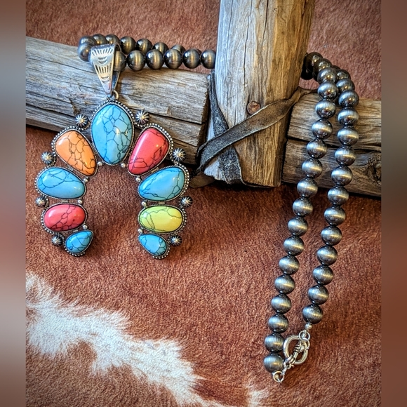 New Handcrafted Faux Turquoise Stone Squash Pendant Beaded Necklace - Picture 7 of 9